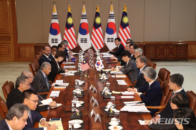 [서울=뉴시스]박영태 기자 = 문재인 대통령과 마하티르 빈 모하마드 말레이시아 총리가 28일 청와대 본관에서 정상회담을 하고 있다.. 2019.11.28.&nbsp; since1999@newsis.com