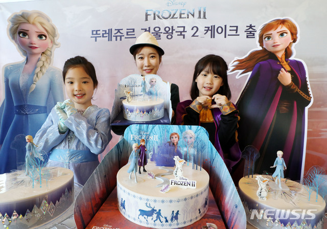 [서울=뉴시스]박주성 기자 = CJ푸드빌이 운영하는 뚜레쥬르가 28일 오전 서울 중구 뚜레쥬르 제일제당사옥점 1층에서 '겨울왕국 2' 케이크를 선보이고 있다. 2019.11.28. park7691@newsis.com