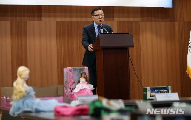 [서울=뉴시스]김선웅 기자 = 조현훈 국가기술표준원 제품시장관리과장이 28일 오전 서울 강서구 FITI시험연구원 마곡본원에서 테마파크 판매제품, 피규어·구체관절인형 등 17개 제품 리콜 명령과 관련해 어린이 제품 안전성조사 결과를 발표하고 있다. 2019.11.28. mangusta@newsis.com