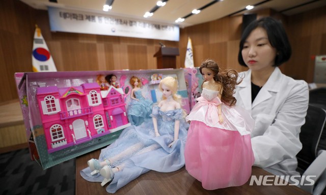 [서울=뉴시스]김선웅 기자 = 국가기술표준원 관계자가 28일 오전 서울 강서구 FITI시험연구원 마곡본원에서 유해물질 함유량 등이 법정 안전기준에 부적합한 것으로 확인된 제품을 공개하고 있다. 2019.11.28. mangusta@newsis.com