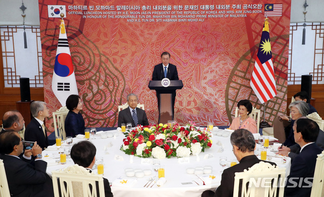 [서울=뉴시스]박영태 기자 = 문재인 대통령이 28일 청와대 본관에서 열린 마하티르 빈 모하마드 말레이시아 총리와의 공식 오찬 환영식에 참석해 환영사를 하고 있다. 2019.11.28.since1999@newsis.com