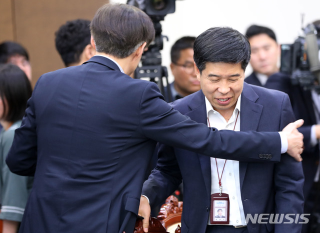 [서울=뉴시스]전진환 기자 = 백원우 민주연구원 부원장이 28일 김기현 전 울산시장에 대한 비리 의혹 첩보 보고서를 박형철 전 반부패비서관에게 전달했다는 의혹과 관련해 업무분장에 따른 단순 이첩이며 당시 조국 민정수석에게 보고될 사안조차 아니었다는 입장을 밝혔다. 사진은 백 부원장이 청와대 민정비서관 시절인 지난해 5월 14일 청와대 여민관에서 조국 민정수석과 대화하고 있는 모습. 2019.11.28.amin2@newsis.com