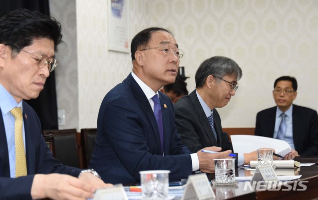 [서울=뉴시스]홍남기 부총리 겸 기획재정부 장관이 28일 서울 종로구 정부서울청사에서 열린 일본 수출규제 대응 관계장관회의를 주재하고 있다. (사진=기획재정부 제공) 2019.11.28. photo@newsis.com