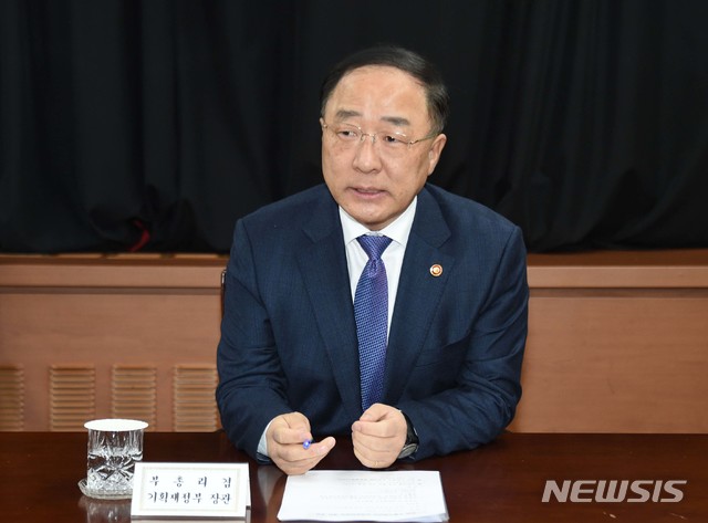 [서울=뉴시스]홍남기 부총리 겸 기획재정부 장관이 28일 서울 종로구 정부서울청사에서 열린 일본 수출규제 대응 관계장관회의를 주재하고 있다. (사진=기획재정부 제공) 2019.11.28. photo@newsis.com