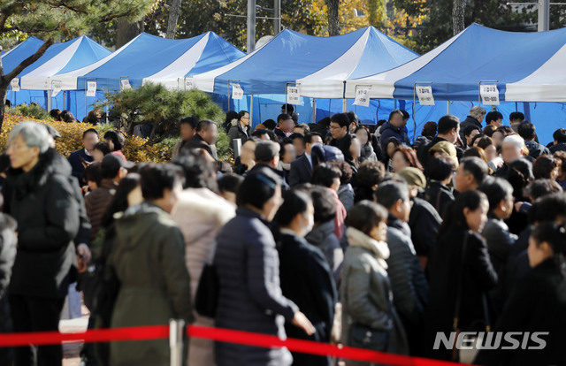 [서울=뉴시스]최동준 기자 = 한남3재정비촉진구역 주택재개발정비사업조합의 정기총회가 열린 28일 서울 용산구 한 교회에서 조합원들이 입장을 하고 있다. 2019.11.28. photocdj@newsis.com