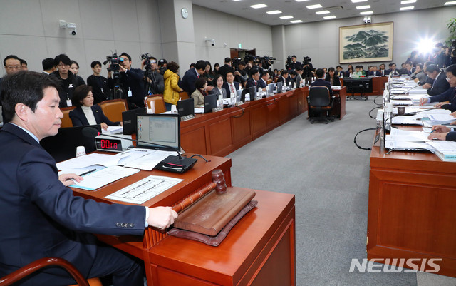 [서울=뉴시스] 장세영 기자 = 이인영 국회운영위원회 위원장이 28일 오후 서울 여의도 국회 에서 열린 국회 운영위원회 전체회의에 참석해 의사봉을 두드리고 있다. 2019.11.28.   photothink@newsis.com