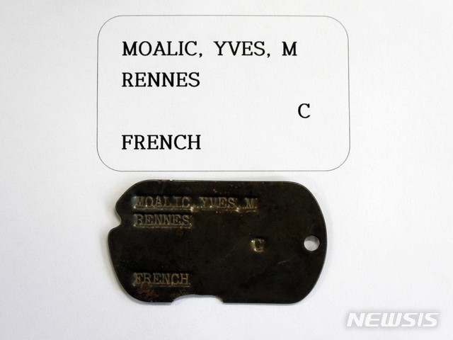 [서울=뉴시스]국방부는 28일 2019년 화살머리고지 유해발굴작업을 최종 완료했다고 밝혔다. 사진은 프랑스군 인식표. (사진=국방부 제공) 2019.11.28. photo@newsis.com