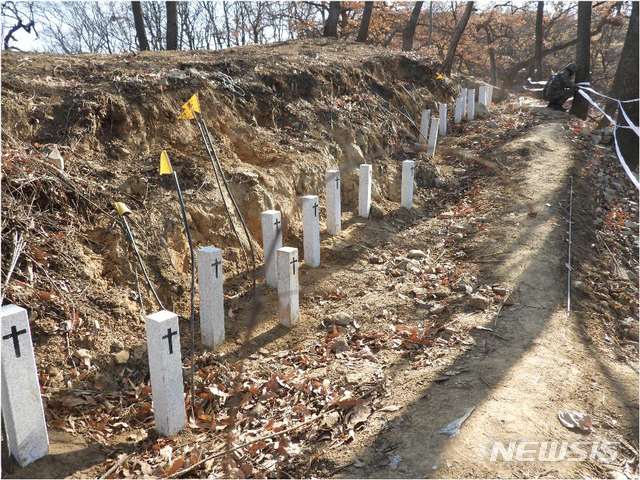 [서울=뉴시스]국방부는 28일 2019년 화살머리고지 유해발굴작업을 최종 완료했다고 밝혔다. 사진은 유해발굴(완전유해) 지점에 표지석을 설치한 모습. (사진=국방부 제공) 2019.11.28. photo@newsis.com