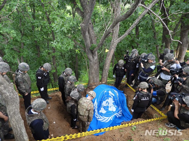 [서울=뉴시스]국방부는 28일 2019년 화살머리고지 유해발굴작업을 최종 완료했다고 밝혔다. 사진은 유엔군 추정 유해 봉영식 모습. (사진=국방부 제공) 2019.11.28. photo@newsis.com