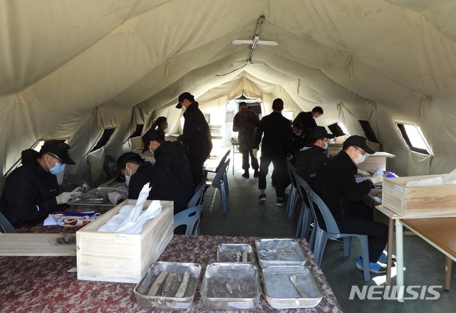 [서울=뉴시스]국방부는 28일 2019년 화살머리고지 유해발굴작업을 최종 완료했다고 밝혔다. 사진은 유해발굴 병력이 임시감식소에서 발굴유해에 대해 임시감식 하는 모습. (사진=국방부 제공) 2019.11.28. photo@newsis.com