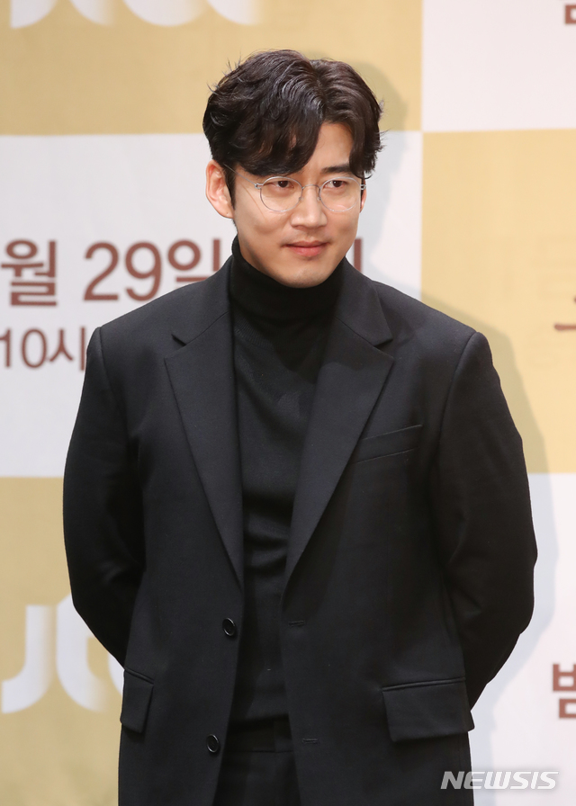 [서울=뉴시스]조수정 기자 = 배우 윤계상이 28일 서울 구로구 신도림동 라마다서울신도림호텔에서 열린 JTBC 금토드라마 '초콜릿' 제작발표회에서 포즈를 취하고 있다. '초콜릿'은 29일 밤 10시 50분 첫방송한다. 2019.11.28. chocrystal@newsis.com