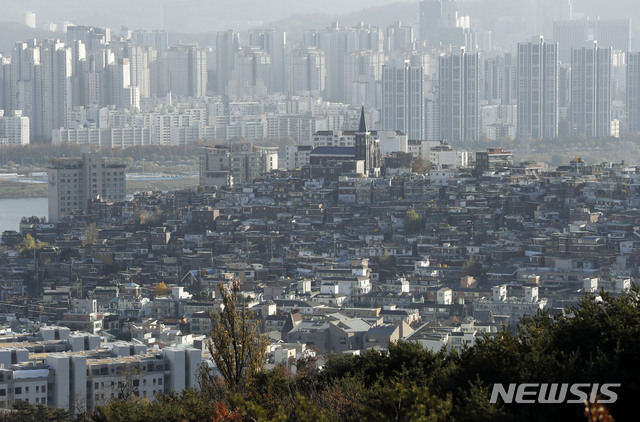 [서울=뉴시스]최동준 기자 = 수주 과열 경쟁 논란을 빚은 한남3구역 재개발사업 조합이 28일 정기총회를 개최했다. 총회 결과에 따라 향우 시공사 선정 방식이 판가름 날 전망이다. 사진은 이날 서울 용산구 한남3구역 일대 모습. 2019.11.28. photocdj@newsis.com