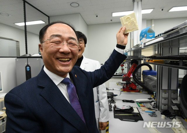 [서울=뉴시스] 김진아 기자 = 홍남기 경제부총리 겸 기획재정부 장관. 2019.11.28. photo@newsis.com