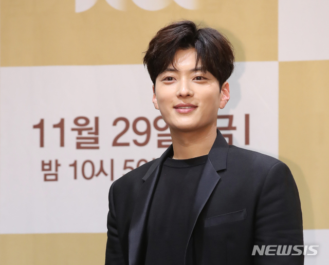 [서울=뉴시스]조수정 기자 = 배우 장승조가 28일 서울 구로구 신도림동 라마다서울신도림호텔에서 열린 JTBC 금토드라마 '초콜릿' 제작발표회에서 포즈를 취하고 있다. '초콜릿'은 29일 밤 10시 50분 첫방송한다. 2019.11.28. chocrystal@newsis.com