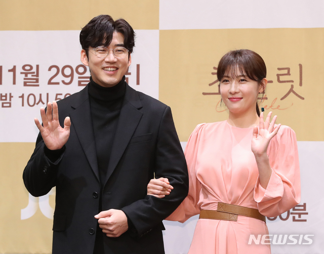 [서울=뉴시스]조수정 기자 = 배우 윤계상, 하지원(오른쪽)이 28일 서울 구로구 신도림동 라마다서울신도림호텔에서 열린 JTBC 금토드라마 '초콜릿' 제작발표회에서 포즈를 취하고 있다. '초콜릿'은 29일 밤 10시 50분 첫방송한다. 2019.11.28. chocrystal@newsis.com