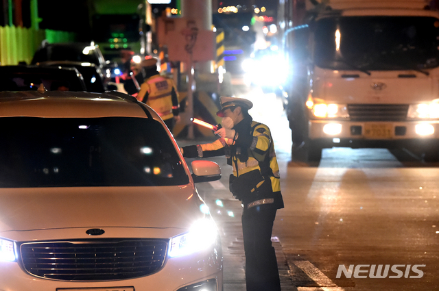 [성남=뉴시스] 김종택 기자 =지난해 11월28일 밤 경기 성남시 경부고속도로 하행선 서울톨게이트에서 경기남부지방경찰청 고속도로순찰대 소속 경찰들이 연말을 맞아 음주운전 단속을 하고 있다. 2019.11.28.semail3778@naver.com