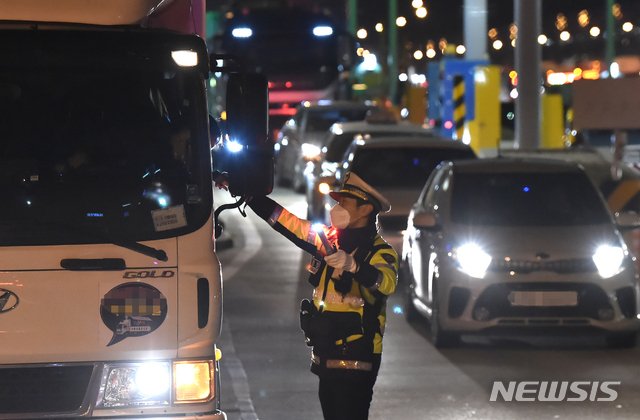 [성남=뉴시스] 김종택 기자 = 연말연시를 맞아 지난 달 28일 밤 경기 성남시 경부고속도로 하행선 서울톨게이트에서 경기남부지방경찰청 고속도로순찰대 소속 경찰들이 음주운전 단속을 하는 모습. 2019.11.28.semail3778@naver.com