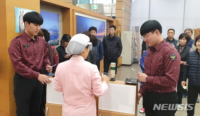 [울산=뉴시스] 조현철 기자 = 울산시청에 근무하는 사회복무요원들이 새로 발급된 전자태그 기능이 내장된 신형 사회복무요원증으로 구내식당을 이용하고 있는 모습. 2019.11.29. (사진=울산시 제공) photo@newsis.com 