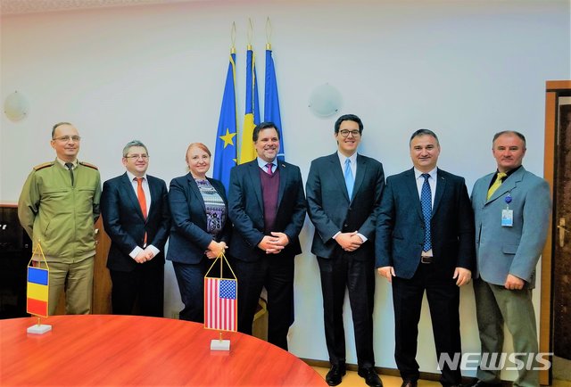 [서울=뉴시스]버락 오바마 전 대통령의 출생지 관련 음모론을 퍼뜨렸던 라디오 진행자가 국무부 군비통제검증이행국에서 고위 고문으로 일하고 있는 것으로 알려져 논란이 되고 있다. 사진은 지난 23일 국무부 군비통제검증이행국이 공개한 루마니아 방문 모습으로, 가운데 있는 인물이 논란의 주인공인 프랭크 우코다. (출처=국무부 군비통제검증이행국 트위터) 2019.11.29.