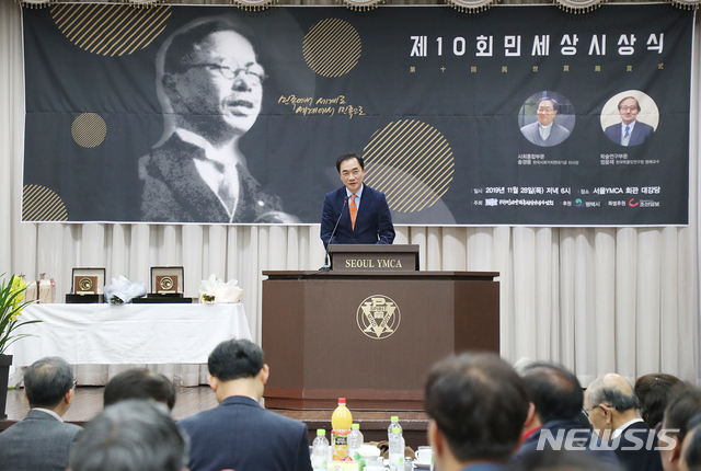 [평택=뉴시스] 정장선 평택시장이 서울 YMCA회관 대강당에서 열린 '제10회 민세상 시상식'에서 인사말을 하고 있다. (사진 = 평택시 제공)