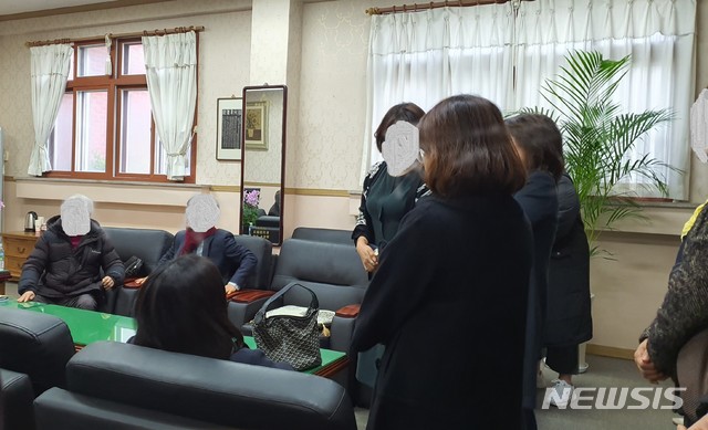 [의정부=뉴시스] 배성윤 기자 = 경기 의정부시 소재 상우고등학교 교장 공모를 놓고 문제 없다는 학교법인 측과 투명하지 못하다는 학부모회 간의 갈등이 고조되고 있다. 사진은 지난 27일 교장 지원자 면접 당일 학부모회 소속 회원들이 학교법인 이사장실을 방문해 항의하는 모습. 2019.11.29 photo@newsis.com