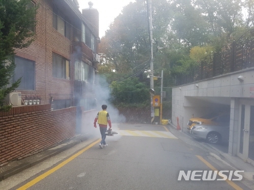 [서울=뉴시스]서울 동작구 관내 골목길 방역 실시모습. 2019.11.29. (사진=동작구 제공)