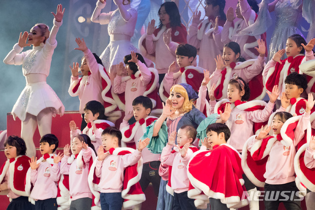 [서울=뉴시스]지난해 12월 서울 송파구 잠실동 롯데월드 어드벤처 내 '가든 스테이지'에서 열린 '천사들의 합창 시즌 2' 모습