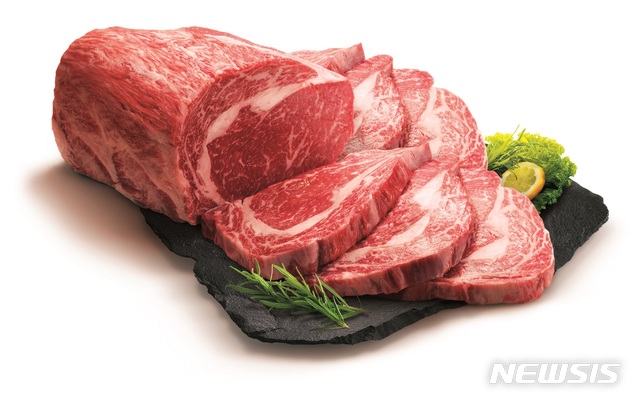 [서울=뉴시스] 이마트가 스테이크 두께를 고객 맞춤형으로 판매한다고 1일 밝혔다.