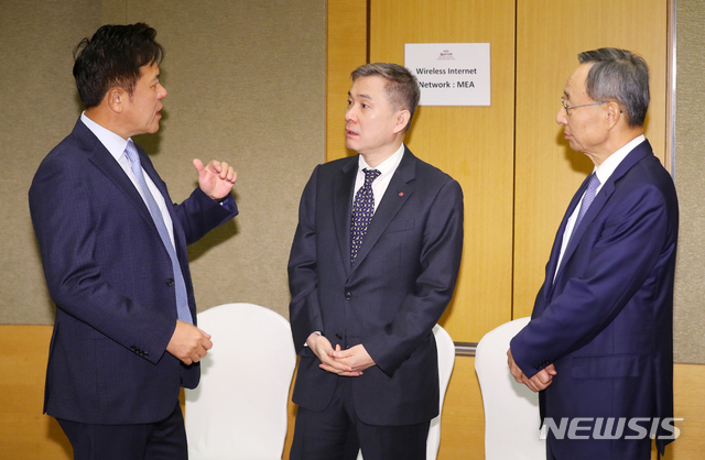 [서울=뉴시스]전신 기자 = 황창규(오른쪽부터) KT 회장, 하현회 LG유플러스 대표이사 부회장, 박정호 SKT 사장이 29일 서울 여의도 메리어트 파크 센터에서 최기영 과학기술정보통신부 장관과 간담회에 앞서 대화하고 있다. . 2019.11.29. photo1006@newsis.com