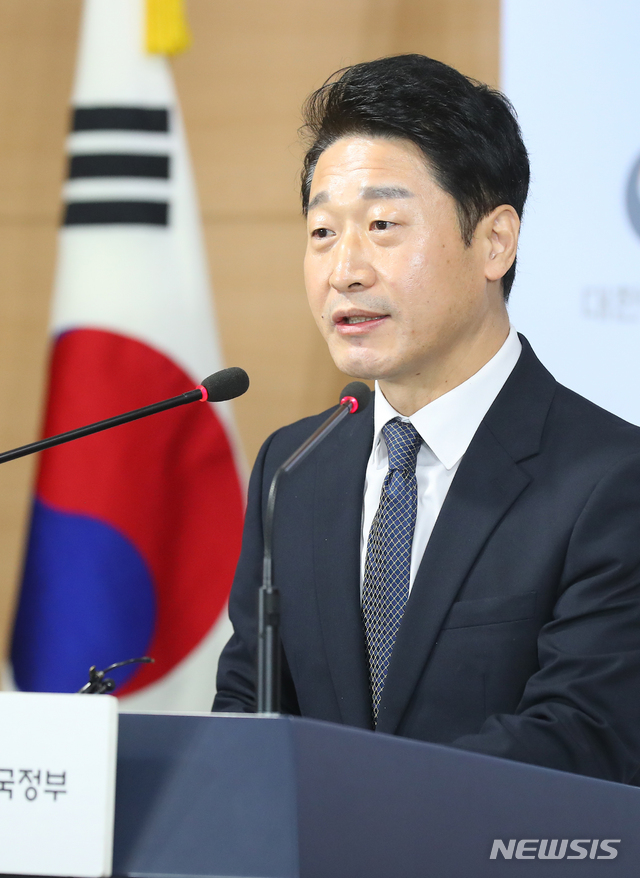 [서울=뉴시스]전신 기자 = 이호현 산업부 무역정책관이 29일 서울 종로구 정부서울청사에서 "한국과 일본 통상당국은 12월 셋째 주 중 일본 도쿄에서 제7차 수출관리정책대화를 개최하며 이에 앞서 다음달 4일 오스트리아 빈에서는 국장급 준비회의도 열린다"고 밝히고 있다. 2019.11.29.&nbsp; photo1006@newsis.com