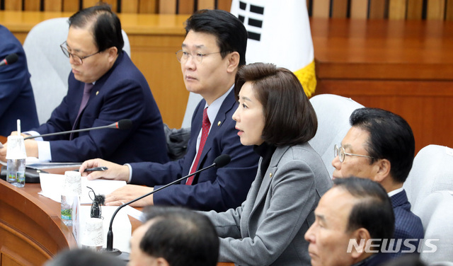 [서울=뉴시스] 이종철 기자  = 나경원 자유한국당 원내대표가 29일 오전 서울 여의도 국회에서 열린 원내대책회의에서 모두발언을 하고 있다. 2019.11.29.jc4321@newsis.com