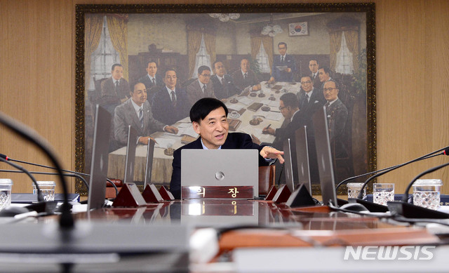 한은, 올 성장률 2.0% 턱걸이…"내년 2.3%, 후년 2.4%"(종합)