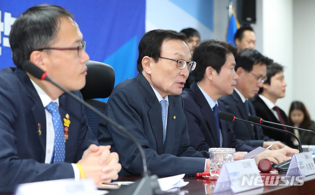 [서울=뉴시스] 장세영 기자 = 이해찬 (왼쪽 두번째)더불어민주당 대표가 29일 오전 서울 여의도 국회 의원회관에서 열린 더불어민주당 확대간부회의에 참석해 모두발언을 하고 있다. 2019.11.29.&nbsp; photothink@newsis.com