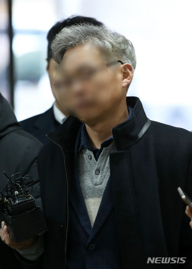 [서울=뉴시스] 고범준 기자 = 무인가 휴대전화 감청 장비를 납품받아 대규모 불법감청을 실시한 옛 국군기무사령부(기무사) 예비역 대령 이모씨가 구속 전 피의자 심문(구속영장실질심사)을 받기 위해 지난 11월29일 오전 서울 서초구 서울중앙지법으로 출석하고 있다. 2019.11.29. bjko@newsis.com