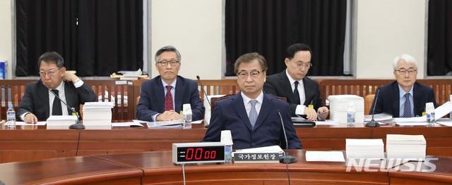 [서울=뉴시스]장세영 기자 = 서훈 국가정보원장이 29일 오전 서울 여의도 국회에서 열린 정보위원회 전체회의에 참석하고 있다. 뒷줄 왼쪽부터 이석수 기조실장, 최용환 1차장, 김상균 2차장, 김준환 3차장. 2019.11.29.&nbsp; photo@newsis.com