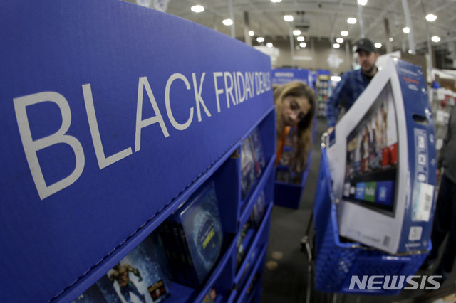 [오벌랜드파크=AP/뉴시스] 미국의 쇼핑 대목인 블랙프라이데이 시즌을 맞은 28일(현지시간) 캔자스주 오벌랜드파크에 위치한 전자제품 판매 업체 베스트 바이의 모습. 2019.11.29.
