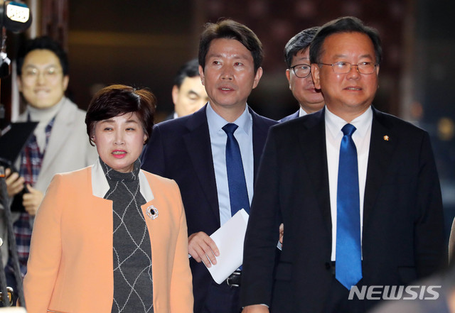 [서울=뉴시스] 장세영 기자 = 이인영 (가운데)더불어민주당 원내대표가 29일 오후 서울 여의도 국회 본청 예결위회의장에서 열린 더불어민주당 의원총회에 동려 의원들과 함께 참석하고 있다. 2019.11.29.&nbsp; photothink@newsis.com