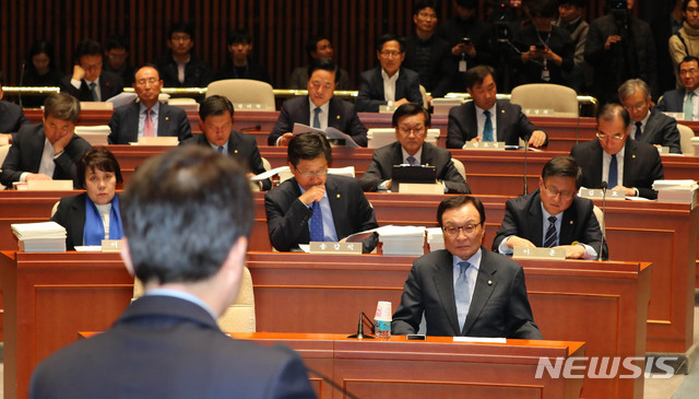 [서울=뉴시스] 장세영 기자 = 이해찬 더불어민주당 대표가 29일 오후 서울 여의도 국회 본청 예결위회의장에서 열린 더불어민주당 의원총회에 참석해 이인영 더불어민주당 원내대표의 모두발언을 듣고 있다. 2019.11.29. photothink@newsis.com