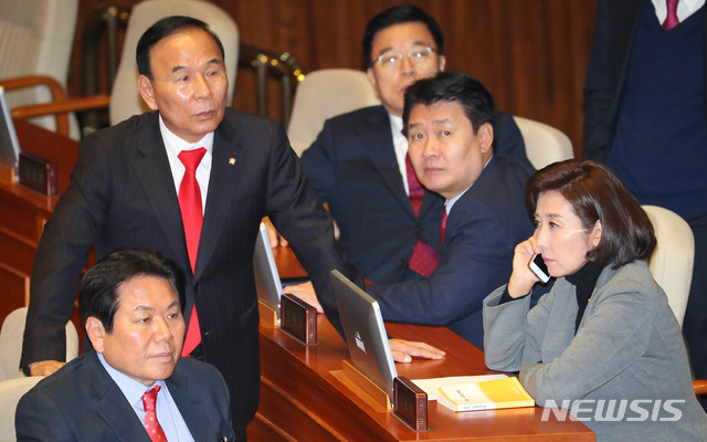 [서울=뉴시스] 장세영 기자 = 나경원 자유한국당 원내대표가 29일 오후 서울 여의도 국회 본회의장에서 핸드폰을 들고 통화를 하고 있다. 2019.11.29.&nbsp; photothink@newsis.com