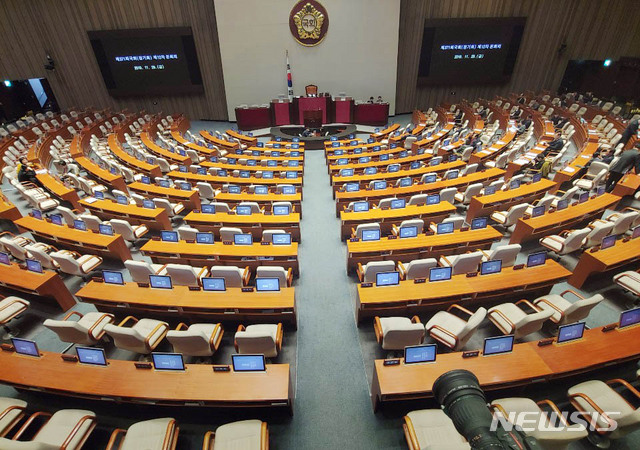 [서울=뉴시스] 장세영 기자 = 자유한국당이 '유치원 3법'을 비롯해 국회 본회의에 상정되는 안건 약 200건에 대해 '무제한 토론'(필리버스터)을 신청한 29일 오후 서울 여의도 국회에서 열린 371회 국회(정기회) 제12차 본회의에 개의 예정시간 1시간이 지나도록 본회의가 열리지 않고 있다. 2019.11.29.&nbsp; photothink@newsis.com