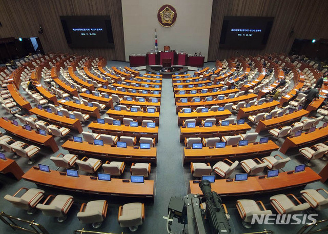 [서울=뉴시스] 장세영 기자 = 자유한국당이 '유치원 3법'을 비롯해 국회 본회의에 상정되는 안건 약 200건에 대해 '무제한 토론'(필리버스터)을 신청한 29일 오후 서울 여의도 국회에서 열린 371회 국회(정기회) 제12차 본회의에 개의 예정시간 1시간이 지나도록 본회의가 열리지 않고 있다. 2019.11.29.&nbsp; photothink@newsis.com