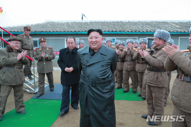 【서울=뉴시스】김정은 북한 국무위원장이 국방과학원에서 진행한 초대형 방사포 시험사격을 참관했다고 조선중앙TV가 29일 보도했다. (사진=조선중앙TV 캡처) 2019.11.29.&nbsp; photo@newsis.com