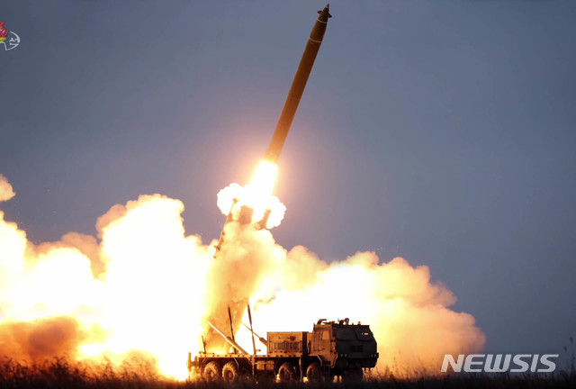 [서울=뉴시스]김정은 북한 국무위원장이 국방과학원에서 진행한 초대형 방사포 시험사격을 참관했다고 조선중앙TV가 지난달 29일 보도했다. (사진=조선중앙TV 캡처) 2019.11.29.&nbsp; photo@newsis.com