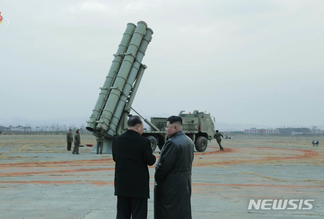 【서울=뉴시스】김정은 북한 국무위원장이 국방과학원에서 진행한 초대형 방사포 시험사격을 참관했다고 조선중앙TV가 29일 보도했다. (사진=조선중앙TV 캡처) 2019.11.29.&nbsp; photo@newsis.com
