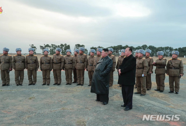 [서울=뉴시스]김정은 북한 국무위원장이 국방과학원에서 진행한 초대형 방사포 시험사격을 참관했다고 조선중앙TV가 29일 보도했다. (사진=조선중앙TV 캡처) 2019.11.29. photo@newsis.com