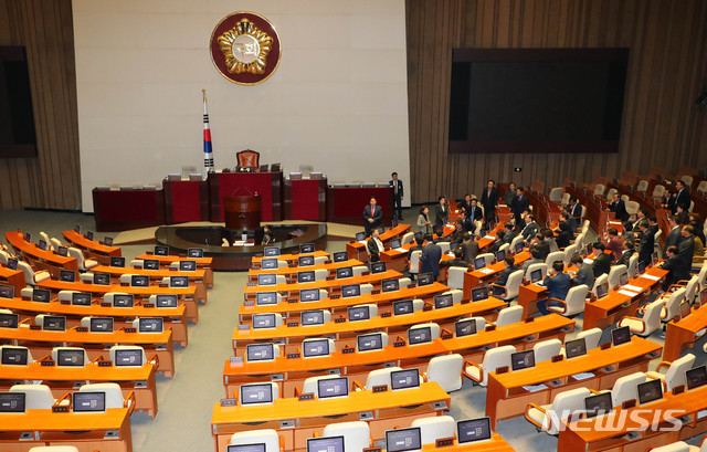 [서울=뉴시스] 장세영 기자 = 나경원 자유한국당 원내대표가 29일 오후 서울 여의도 국회 본회의장에서 자유한국당 의원들을 모아 놓고 3당 원내대표 회의 결과를 보고하고 있다. 2019.11.29.   photothink@newsis.com