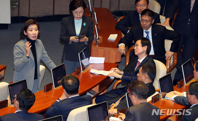 [서울=뉴시스] 장세영 기자 = 나경원 자유한국당 원내대표가 29일 오후 서울 여의도 국회 본회의장에서 자유한국당 의원들을 모아 놓고 3당 원내대표 회의 결과를 보고하고 있다. 2019.11.29.   photothink@newsis.com