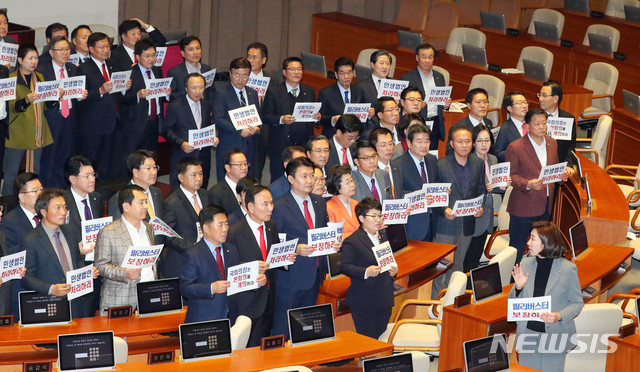 [서울=뉴시스] 장세영 기자 = 나경원 자유한국당 원내대표가 29일 오후 서울 여의도 국회 본회의장에서 자유한국당 의원들에게 본회의 개의와 필리버스터 보장에 대한 내용을 설명하고 있다.&nbsp; 2019.11.29.&nbsp;&nbsp; photothink@newsis.com