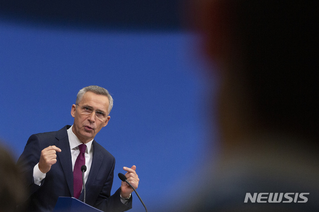 [브뤼셀=AP/뉴시스] 옌스 스톨텐베르그 북대서양조약기구(NATO·나토) 사무총장이 29일(현지시간) 벨기에 브뤼셀 나토 본부에서 기자회견을 열고 발언을 하고 있다. 그는 이날 유럽 동맹국과 캐나다의 방위비 예산이 5년 연속 증가했다며 "이는 전례 없는 진전이다"고 평가했다. 2019.11.30.