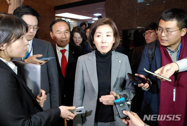 [서울=뉴시스] 장세영 기자 = 나경원 자유한국당 원내대표가 29일 오후 서울 여의도 국회에서 나오는 길에 기자들의 질문에 답하고 있다. 2019.11.29.&nbsp; photothink@newsis.com